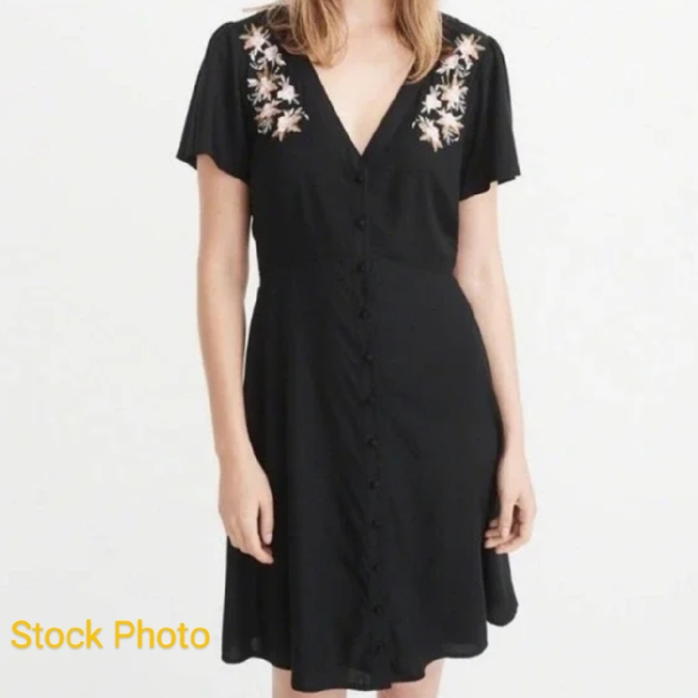 Abercrombie & Fitch Black Embroidery Knee-Length Dress in Small
